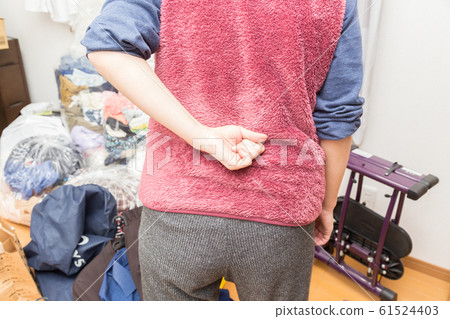 A woman whose back was hurt by general cleaning 61524403