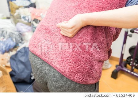 背部因一般清潔而受傷的女人 背部因一般清潔而受傷的女人 61524409