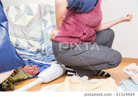 A woman whose back was hurt by general cleaning 61524684
