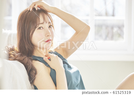 女商人，年輕女子，早晨，禮服，客廳，房間，房子，美女 61525319