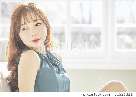 女商人，年輕女子，早晨，禮服，客廳，房間，房子，美女 61525321