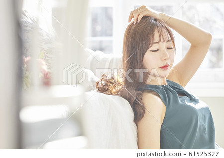 女商人，年輕女子，早晨，禮服，客廳，房間，房子，美女 61525327