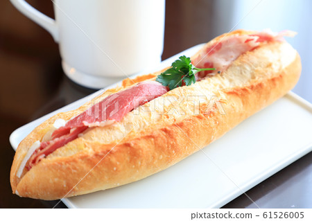 Delicious pasta sandwich 61526005