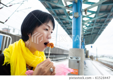 woman eat taiwanese sweet potato fries woman eat taiwanese sweet potato fries 61528447