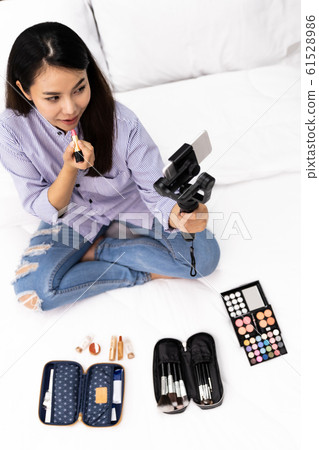 Beauty influencer vlogger Beauty influencer vlogger 61528986
