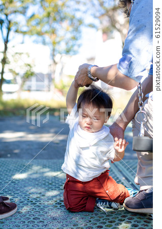 Parent and child playing in the park 61529094