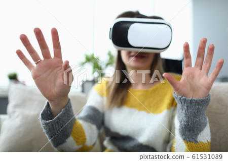Gamer in vr glasses 61531089