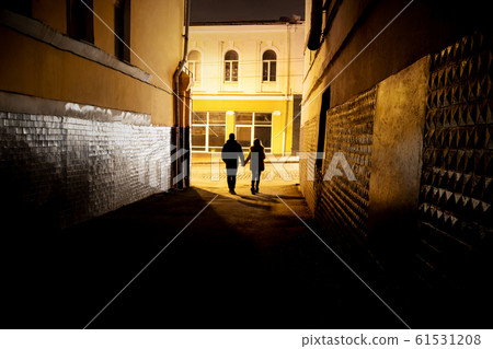 couple get out of the alley 61531208