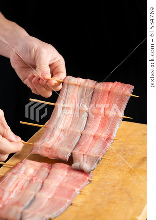 將鰻魚串起來的盤子 61534769