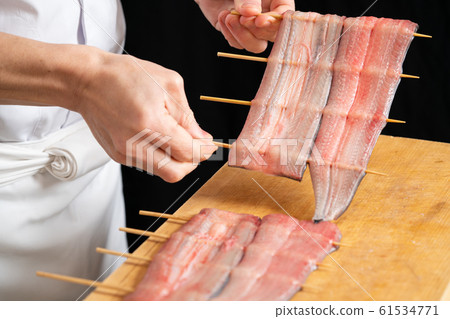 將鰻魚串起來的盤子 61534771
