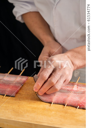 將鰻魚串起來的盤子 61534774