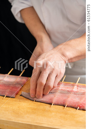 將鰻魚串起來的盤子 61534775