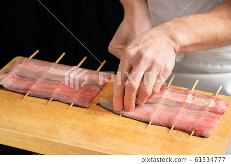 將鰻魚串起來的盤子 將鰻魚串起來的盤子 61534777