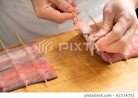 將鰻魚串起來的盤子 61534781