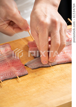 將鰻魚串起來的盤子 61534784