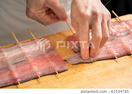 將鰻魚串起來的盤子 61534785