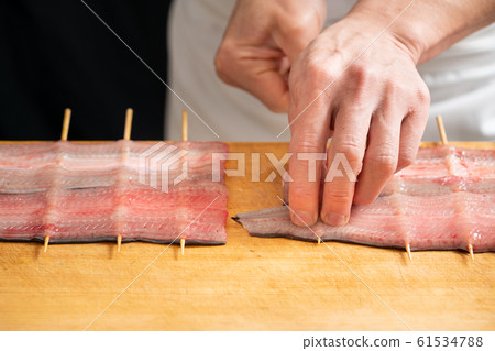 將鰻魚串起來的盤子 61534788