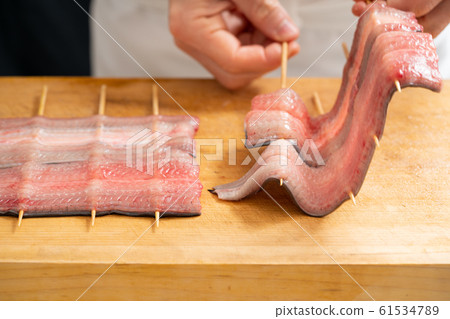 將鰻魚串起來的盤子 61534789
