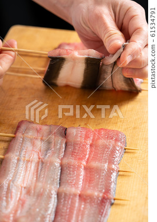 將鰻魚串起來的盤子 61534791