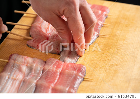 將鰻魚串起來的盤子 61534793