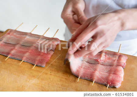 將鰻魚串起來的盤子 61534801