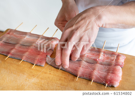 將鰻魚串起來的盤子 61534802