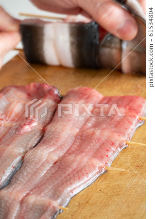 將鰻魚串起來的盤子 61534804