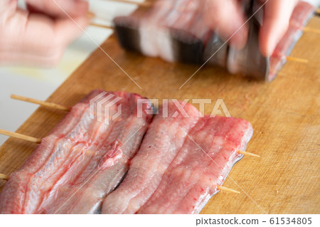 將鰻魚串起來的盤子 61534805