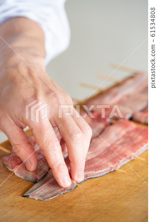 將鰻魚串起來的盤子 61534808