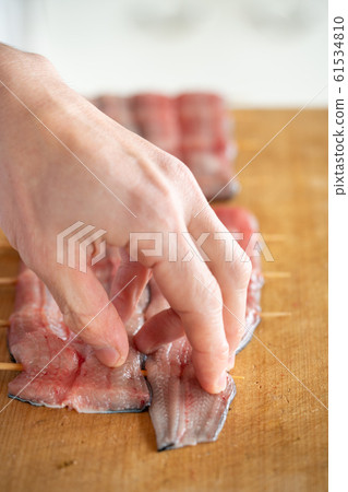 將鰻魚串起來的盤子 61534810
