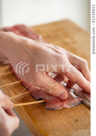 將鰻魚串起來的盤子 61534811