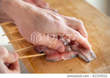 將鰻魚串起來的盤子 61534812