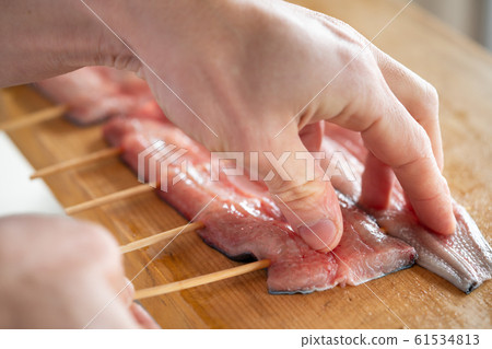 將鰻魚串起來的盤子 61534813