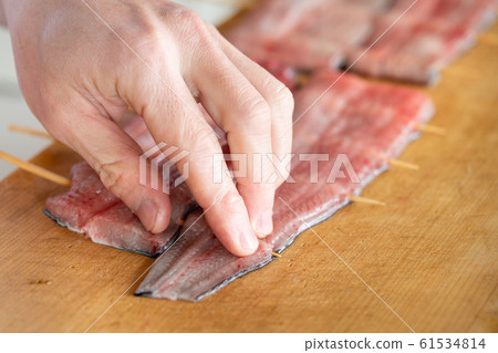 將鰻魚串起來的盤子 61534814
