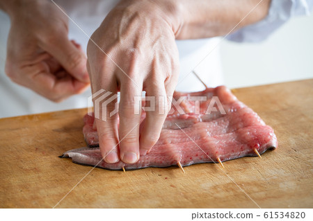 將鰻魚串起來的盤子 61534820