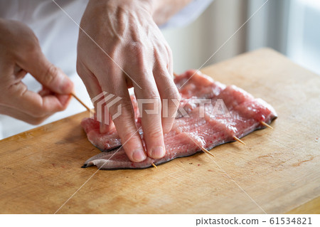 將鰻魚串起來的盤子 61534821
