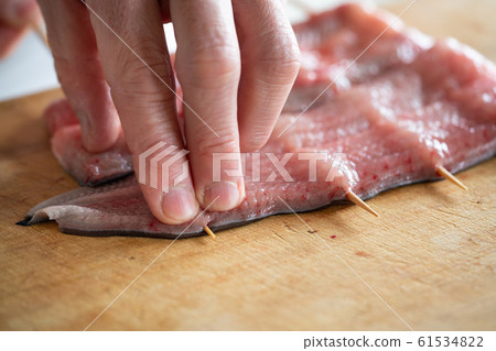 將鰻魚串起來的盤子 61534822