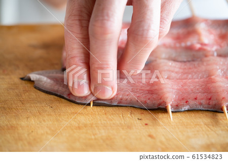 將鰻魚串起來的盤子 61534823