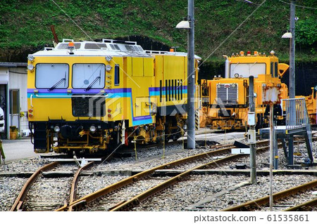 Multiple tie tamper and motor car 61535861