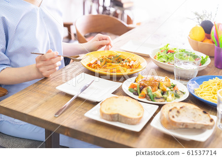 A woman who eats body parts at hand A woman who eats body parts at hand 61537714