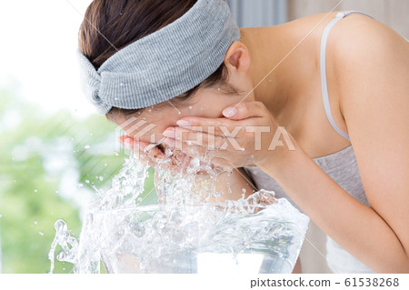 女人洗臉 61538268