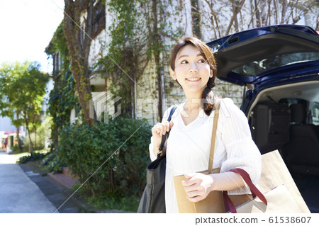 A young woman with a shopping bag 61538607