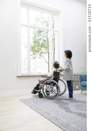 小學孫子推奶奶的輪椅 小學孫子推奶奶的輪椅 61538714