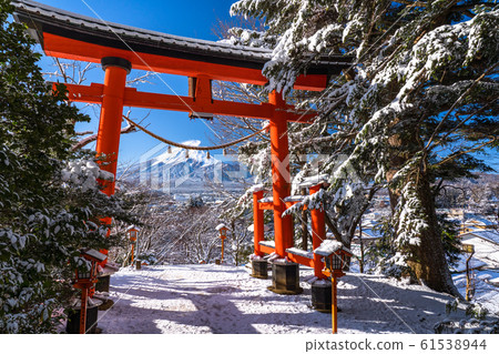 《山梨縣》 Niikurayama Sengen公園,富士山和鳥居在日本冬季降雪 《山梨縣》 Niikurayama Sengen公園,富士山和鳥居在日本冬季降雪 61538944