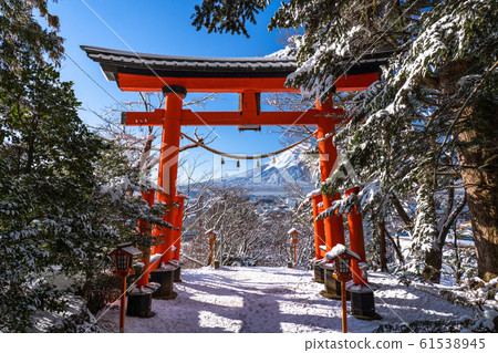 <<Yamanashi Prefecture>> Niikurayama Sengen Park, Mt. Fuji and Torii in winter snowfall in Japan <<Yamanashi Prefecture>> Niikurayama Sengen Park, Mt. Fuji and Torii in winter snowfall in Japan 61538945