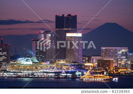 “神奈川縣” Osanbashi和富士山,夜景 “神奈川縣” Osanbashi和富士山,夜景 61539365