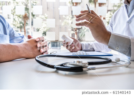 Male doctors explain and recommend treatment with a prescription after the patient meets a doctor and receives results regarding illness problems Male doctors explain and recommend treatment with a prescription after the patient meets a doctor and receives results regarding illness problems 61540143