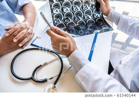 The doctors who specialize in treatment, arrange to meet the patients after the X-ray and give advice, explain medical information and diagnose the disease. Concepts of treatment and good health The doctors who specialize in treatment, arrange to meet the patients after the X-ray and give advice, explain medical information and diagnose the disease. Concepts of treatment and good health 61540144