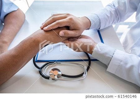 Male doctors use friendly hands to hold the patient's confidence and recommend health care. Medical concepts and good health Male doctors use friendly hands to hold the patient's confidence and recommend health care. Medical concepts and good health 61540146