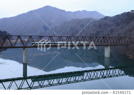 冬季火車穿越大壩湖 61540171